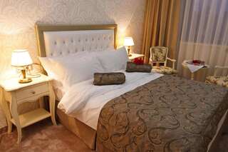 Отель Hotel Roman by Dumbrava Роман Стандартный двухместный номер с 1 кроватью или 2 отдельными кроватями-1